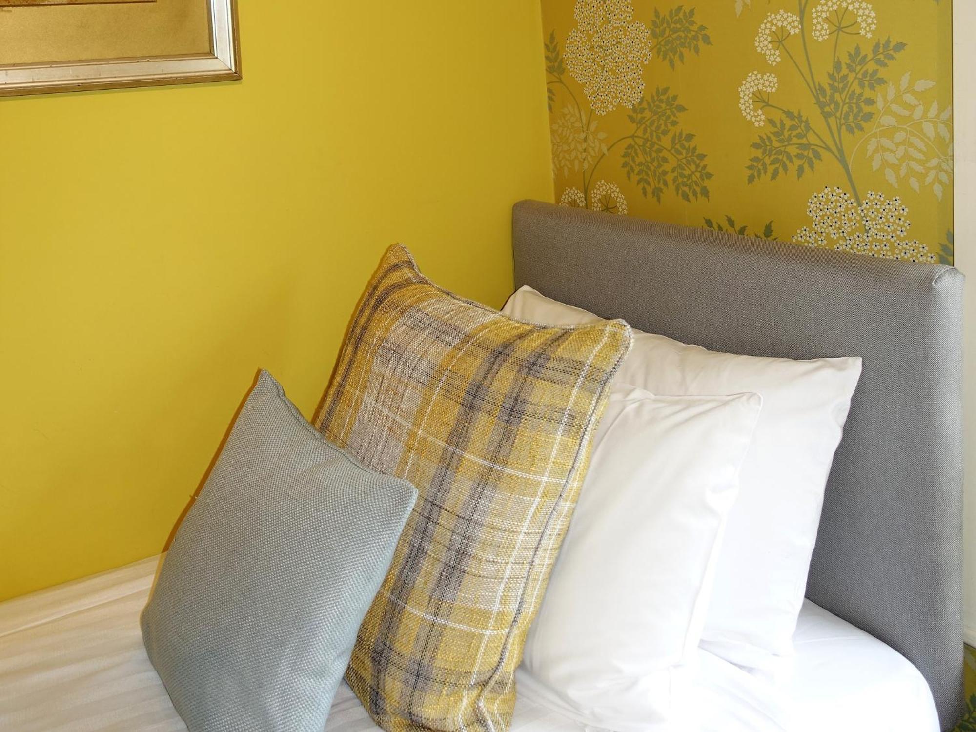 One Holyrood Hotel & Cafe Newport  Zimmer foto